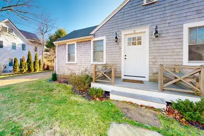 Image de Cottage w/ water views from front yard, central ac & fireplace