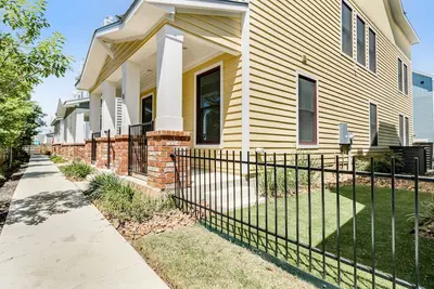 Image de Downtown home with WiFi, central Ac, furnished rooftop deck, and full kitchen
