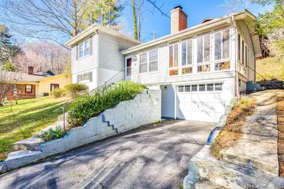 Image de Classic home with WiFi, a full kitchen, central A/C