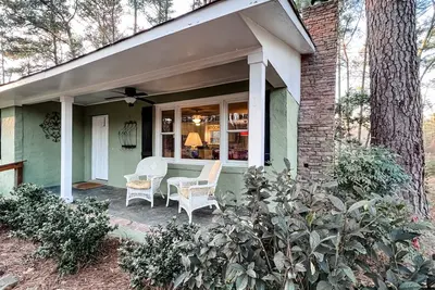 Image de Private Rustic 3br Quaint Cottage on Pond in woods - Close to Evans Town Center