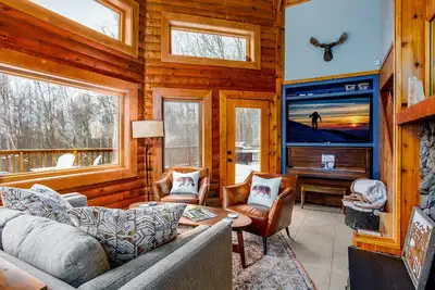 Image de Gorgeous cabin home with private hot tub, private washer/dryer, & gas fireplace