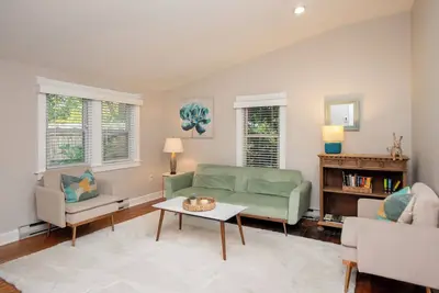 Image de Cheerful two bedroom cottage with Parisian patio!