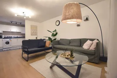 Image de Freshly refurbished 2 bedroom apartment in Town Centre