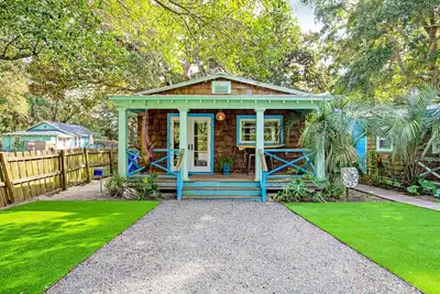 Image de Fun dog-friendly getaway near the beach with yard, kitchenette & WiFi