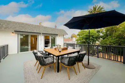 Image de Gorgeous dog-friendly home with fast WiFi, rooftop deck, patios, & two kitchens