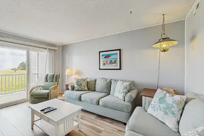 Image de Cedar Shores condo with shared pool, private balcony, WiFi, & stunning bay views