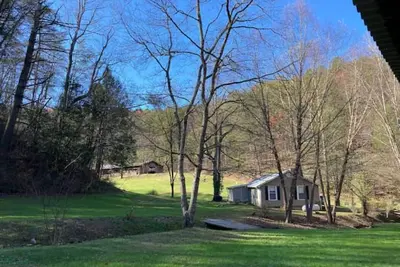 Pond, creeks, paddleboat  and 10 minutes to parkway