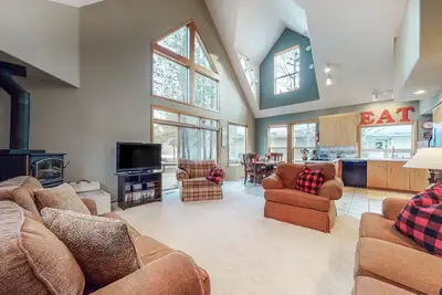 Image de Beautiful & spacious home with a private hot tub, fast WiFi, A/C, & Sharc access