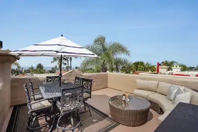 Image de Spacious condo with rooftop deck, amazing ocean views, grill, & central Ac