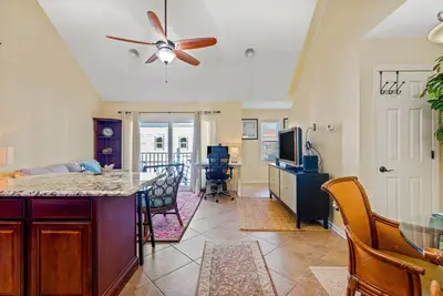 Image de Incredible beach escape with shared pool, private balcony, fast WiFi & desk