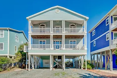 Image de Dog-friendly home with New Flooring Throughout, decks, & private hot tub