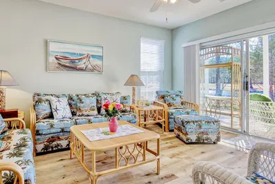 Image de Dreamy lakefront condo near the beach with WiFi, private patio & shared pool