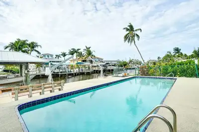 Image de Private Pool & Deck: Canalfront St James City Home