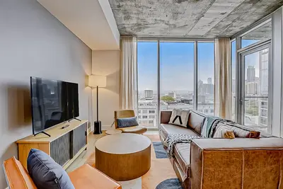 Image de Austin Rainey Street condo w/private balcony, rooftop pool & gym