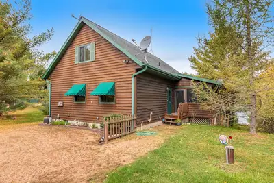 Image de Tranquil lakefront oasis with private dock, canoe, kayak, & three living areas