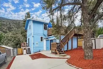 Image de Blue Charmer Themed Cabin with Indoor Fireplace