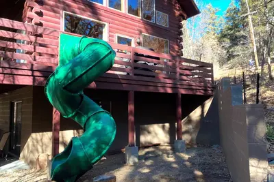 Image de Family Fun Log Cabin - Game Room, Slide & Hot Tub!