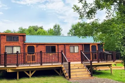 Image de Picturesque Waterfront Log Cabin