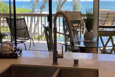 Image de Steps to the Beach! Ocean Front Condo! 5 Star Views! Centrally Located!