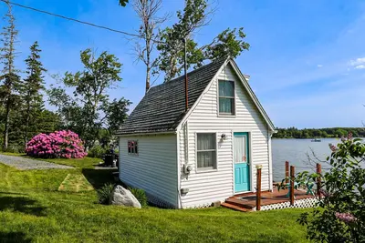 Image de Cozy Studio with Lofted Sleeping Space and Great Water View