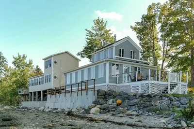 Image de Waterfront home and studio combination with fast WiFi, deck, & two kitchens