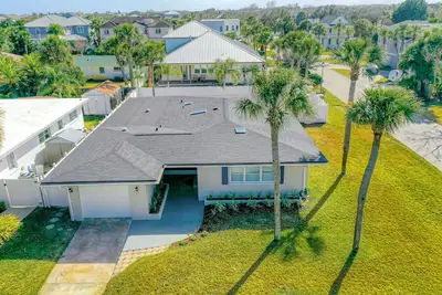 Image de Beachside snowbird escape with fenced yard & washer/dryer - walk to beach access