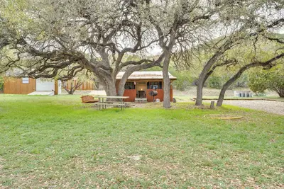 Image de 'Cabana Luna' Cabin w/ Deck, Swing & Fire Pit!
