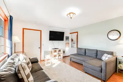 Image de Downtown home with private hot tub & WiFi - walk to beach - dog-friendly yard