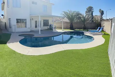 Image de Comfortable home with sparkling private pool minutes to the Strip!