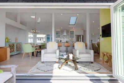 Image de Ocean View from Kitchen & Living Space that flows onto Deck!