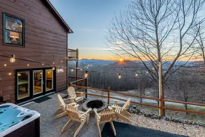 Image de Modern cabin w/ loaded game room, hot tub, stunning views!