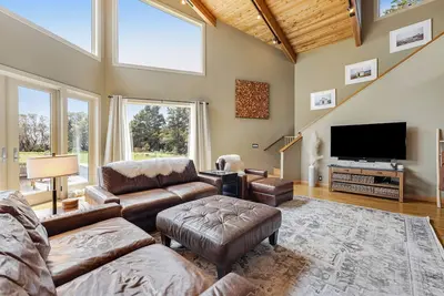 Image de Enjoy a private hot tub, deck, distant ocean view, fireplace, and pool