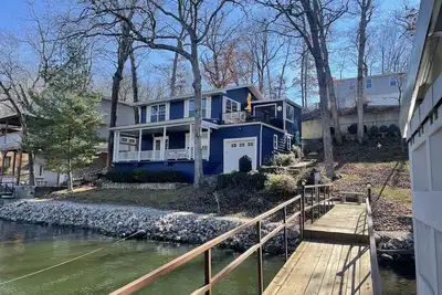 Image de Beautiful Lakehouse on the water at Lake of the Ozarks.