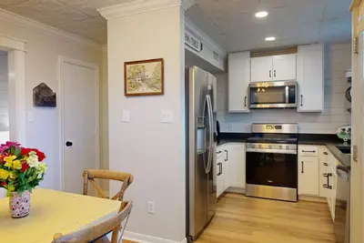 Image de Chic Cottage Charm Close to Campus!
