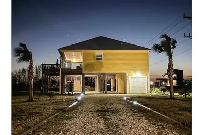 Image de Crystal Beach 3br Retreat w Hot Tub, Fire Pit and Direct Access to the Beach