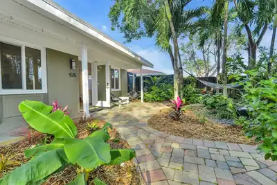 Image de Tropical garden house close to the beach