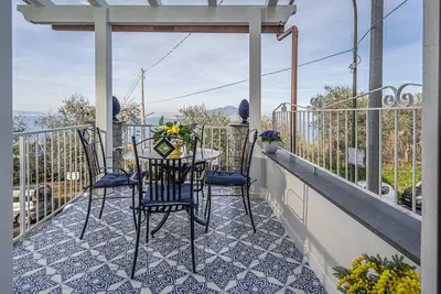 Image de Newly refurbished 2 bedroom flat near Sorrento