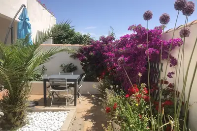 Image de Appartement tout confort avec cour à proximité du centre et de la plage.