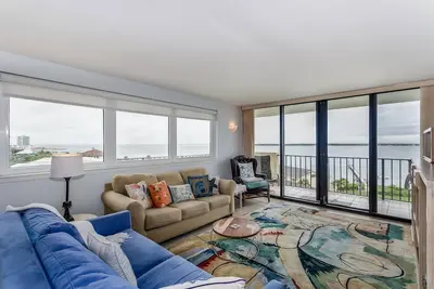 Image de North & South Facing Balconies |Sound & Gulf Views |Huge Pool |Elevator |5 Minute Walk To The Beach