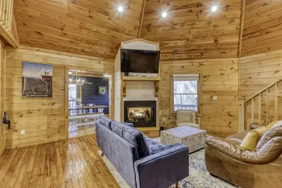 Image de Summer Fun - Creekside- Hot Tub -Prime Fishing Spot-Game Room