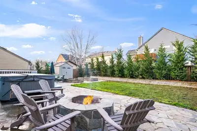 Image de The Place To Be; With A Hot Tub!