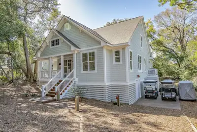 Image de Single level floor plan home with large screened in porch overlooking the golf course; 2 golf carts