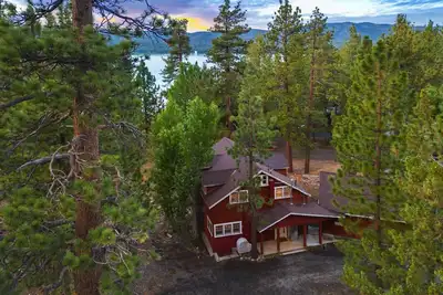 Image de Old Steelaway: Rustic Lakefront! Boat Dock! Pool Table! Hot Tub!