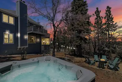 Image de Blue Sky Adventure by Destination Big Bear: Play on an Acre! Near Bear Mountain/Zoo/Golf/Hiking! Hot Tub! Ev Charger!