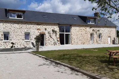 Image de Longère rénovée avec charme, 5 chambres, grand jardin, proche du village, idéale pour 15 pers.