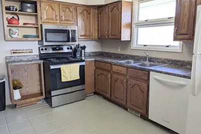 Image de Cheerful 3 Br Residential Home in Small Town Usa