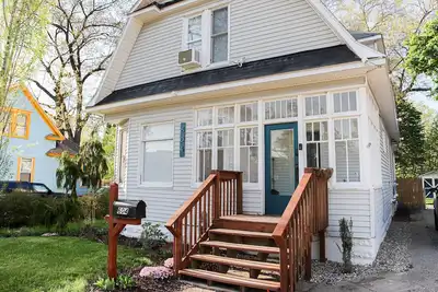 Image de Spacious House Down town - 5 minutes from festivals