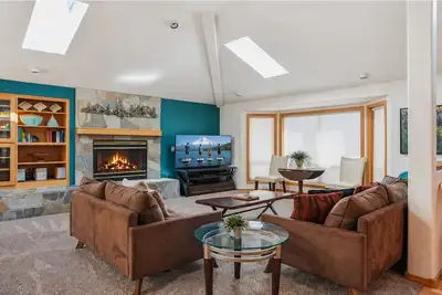 Image de 27 Cypress Lane-Sunriver, Oregon: Hot Tub, Bbq, WiFi, Sharc Aquatics, Tubing Hill, Mt. Bachelor, Golf, Deschutes River, Tennis, Bike Paths