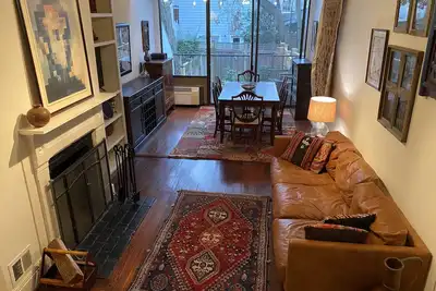 Image de Quaint Georgetown Home, Walk Score 97, Wisconsin Shops & Dining, Back Yard