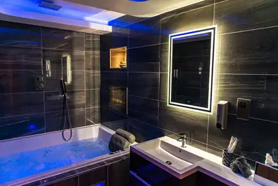 Image de Appartement-Design-Salle de bain privée séparée-Jacuzzi